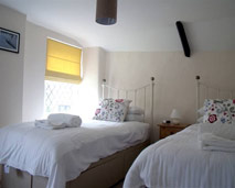 photo of twin room in Porth Cottage