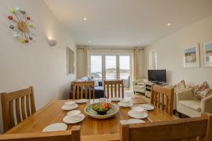 Set dining table