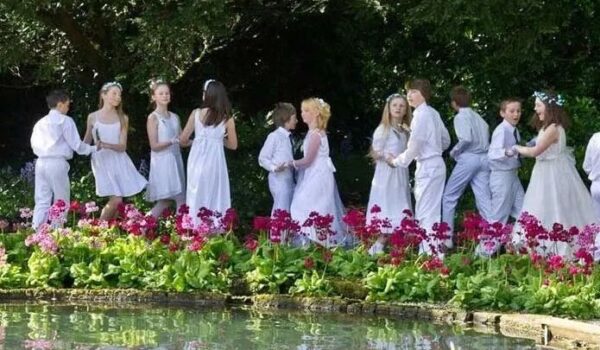 Childrens Dance  © https://helstonfloraday.org.uk